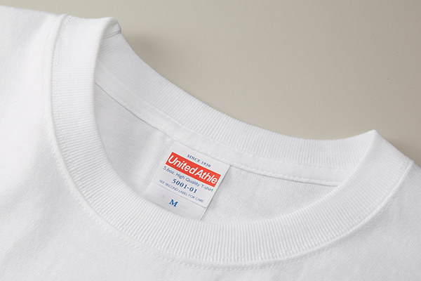 ダブルステッチを施したTシャツの襟