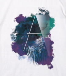 アルファベットモチーフ柄のTシャツ